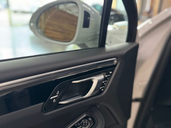 Porsche Macan S - Image 13