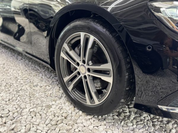 Mercedes-Benz E-Klasse Lim E 220d 4Matic - Image 15