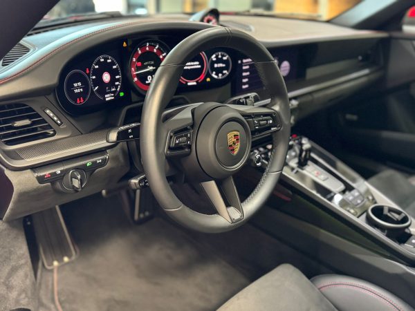 Porsche Carrera 911 GTS - Image 13